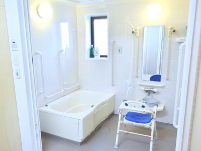 [浴室浴室は2つございます。お一人ずつゆっくり安心して入っていただけます。お手洗いお手洗いも2つあり、車椅子のままで入っていただける、広いタイプもあります。]