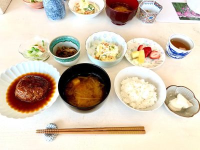 [煮込みハンバーグポテトサラダきのこのサッと煮うるいとカニ蒲鉾の酢味噌和え味噌汁、香の物イチゴとキーウイ]