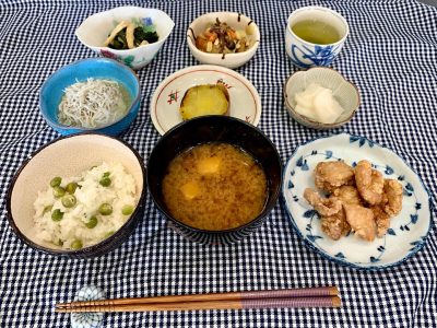 [鶏のから揚げ小松菜の煮びたし筍、ぜんまい、あげ、ちくわ、人参、しめじの煮物焼き芋しらす大根おろしなめこ汁豆ご飯]