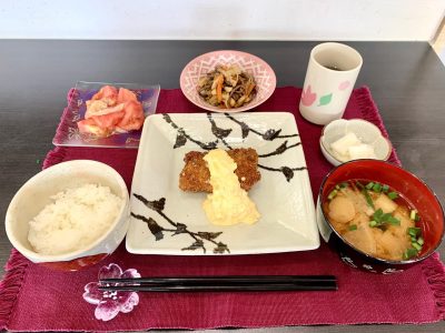[鰆のフライ、タルタルソースぜんまい、筍、しめじなどの煮物トマトサラダ味噌汁香の物]