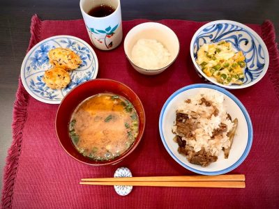 [牛肉とごぼうのご飯えんどう豆の卵とじ豆腐の落とし揚げ長芋と新生姜の酢の物味噌汁イチゴジュース]