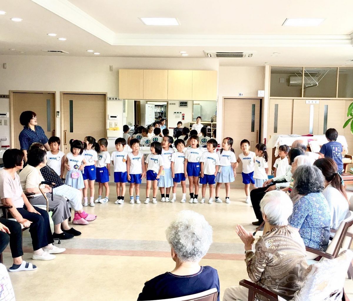 [みそら幼稚園、園児様との交流会。#ぶどうの木 #ぶどうの木デイサービス #デイサービス #通所介護 #地域密着型 #地域密着型通所介護 #通所サービス #予防介護 #予防専門型通所サービス #介護 #介護事業 #高齢者 #要介護 #要支援 #健康 #福祉 #西宮市 #西宮 #みやっこケアノート #手作りランチ #あなたの大切な一日をここで #デイサービスの一日]