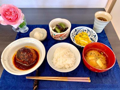 [煮込みハンバーグかぼちゃのサラダなすとピーマンの味噌煮味噌汁香の物#ぶどうの木 #ぶどうの木デイサービス #デイサービス #通所介護 #地域密着型 #地域密着型通所介護 #通所サービス #予防介護 #予防専門型通所サービス #介護 #介護事業 #高齢者 #要介護 #要支援 #健康 #福祉 #西宮市 #西宮 #みやっこケアノート #手作りランチ #あなたの大切な一日をここで #デイサービスの一日]