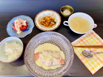 [サーモンのクリームソースかけポークビーンズトマトサラダオニオンスープ香の物#ぶどうの木 #ぶどうの木デイサービス #デイサービス #通所介護 #地域密着型 #地域密着型通所介護 #通所サービス #予防介護 #予防専門型通所サービス #介護 #介護事業 #高齢者 #要介護 #要支援 #健康 #福祉 #西宮市 #西宮 #みやっこケアノート #手作りランチ #あなたの大切な一日をここで #デイサービスの一日]