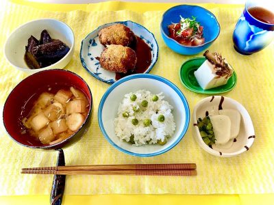 [豆ご飯コロッケ茄子の焼き浸しトマトの青じそ、ちりめんじゃこのせサラダきのこのサッと煮のせ冷奴みそ汁香の物]