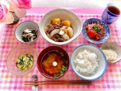 [肉じゃがちりめんじゃこと青じそのせトマトサラダえのきと三つ葉のお浸し新玉ねぎとワカメの酢の物味噌汁香の物]
