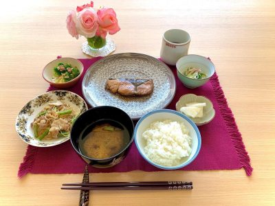 [ブリの照り焼き豚肉と三度豆、春雨の中華炒めブロッコリーのおかか和えきゅうりとしらすのみょうが酢和え味噌汁香の物#ぶどうの木 #ぶどうの木デイサービス #デイサービス #通所介護 #地域密着型 #地域密着型通所介護 #通所サービス #予防介護 #予防専門型通所サービス #介護 #介護事業 #高齢者 #要介護 #要支援 #健康 #福祉 #西宮市 #西宮 #みやっこケアノート #手作りランチ #あなたの大切な一日をここで #デイサービスの一日]