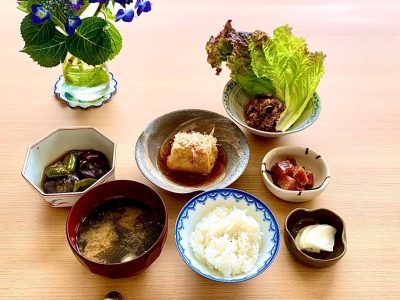 鯖そぼろ、レタス添え。揚げ出し豆腐茄子とピーマン、干しエビの煮物。マグロの漬け味噌汁香の物#ぶどうの木 #ぶどうの木デイサービス #デイサービス #通所介護 #地域密着型 #地域密着型通所介護 #通所サービス #予防介護 #予防専門型通所サービス #介護 #介護事業 #高齢者 #要介護 #要支援 #健康 #福祉 #西宮市 #西宮 #みやっこケアノート #手作りランチ #あなたの大切な一日をここで #デイサービスの一日 ぶどうの木 デイサービス from Instagram
