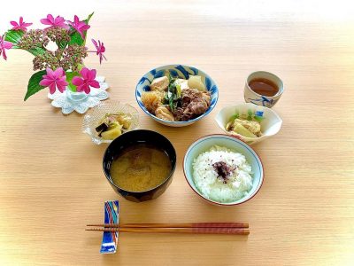 すき焼き風煮物白茄子のごま酢和え水茄子とみょうがの浅漬味噌汁昼食後には、デザートでキウイとスイカを召し上がっていただきました🥝 #ぶどうの木 #ぶどうの木デイサービス #デイサービス #通所介護 #地域密着型 #地域密着型通所介護 #通所サービス #予防介護 #予防専門型通所サービス #介護 #介護事業 #高齢者 #要介護 #要支援 #健康 #福祉 #西宮市 #西宮 #みやっこケアノート #手作りランチ #あなたの大切な一日をここで #デイサービスの一日 ぶどうの木 デイサービス from Instagram