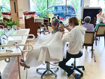 プロの美容師の方によるヘアカット。この日を楽しみにしてくださる方も多いです！いつもありがとうございます @cirka_kobe #ぶどうの木 #ぶどうの木デイサービス #デイサービス #通所介護 #地域密着型 #地域密着型通所介護 #通所サービス #予防介護 #予防専門型通所サービス #介護 #介護事業 #高齢者 #要介護 #要支援 #健康 #福祉 #西宮市 #西宮 #みやっこケアノート #手作りランチ #あなたの大切な一日をここで #デイサービスの一日 ぶどうの木 デイサービス from Instagram