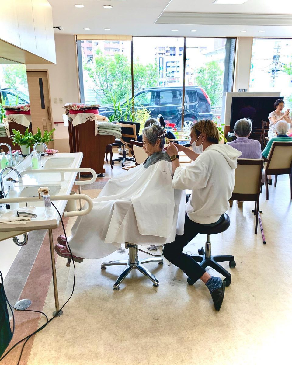 プロの美容師の方によるヘアカット。この日を楽しみにしてくださる方も多いです！いつもありがとうございます @cirka_kobe #ぶどうの木 #ぶどうの木デイサービス #デイサービス #通所介護 #地域密着型 #地域密着型通所介護 #通所サービス #予防介護 #予防専門型通所サービス #介護 #介護事業 #高齢者 #要介護 #要支援 #健康 #福祉 #西宮市 #西宮 #みやっこケアノート #手作りランチ #あなたの大切な一日をここで #デイサービスの一日 ぶどうの木 デイサービス from Instagram