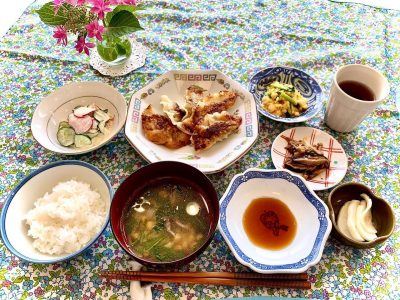 焼き餃子ふわふわニラ卵ラディッシュときゅうりとカニ棒のサラダきのこのサッと煮コーンと舞茸、水菜のスープ香の物#ぶどうの木 #ぶどうの木デイサービス #デイサービス #通所介護 #地域密着型 #地域密着型通所介護 #通所サービス #予防介護 #予防専門型通所サービス #介護 #介護事業 #高齢者 #要介護 #要支援 #健康 #福祉 #西宮市 #西宮 #みやっこケアノート #手作りランチ #あなたの大切な一日をここで #デイサービスの一日 ぶどうの木 デイサービス from Instagram