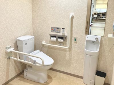 お手洗い車椅子のままで入っていただける、広いお手洗いがあります #ぶどうの木 #ぶどうの木デイサービス #デイサービス #通所介護 #地域密着型 #地域密着型通所介護 #通所サービス #予防介護 #予防専門型通所サービス #介護 #介護事業 #高齢者 #要介護 #要支援 #健康 #福祉 #西宮市 #西宮 #みやっこケアノート #手作りランチ #あなたの大切な一日をここで #デイサービスの一日 ぶどうの木 デイサービス from Instagram