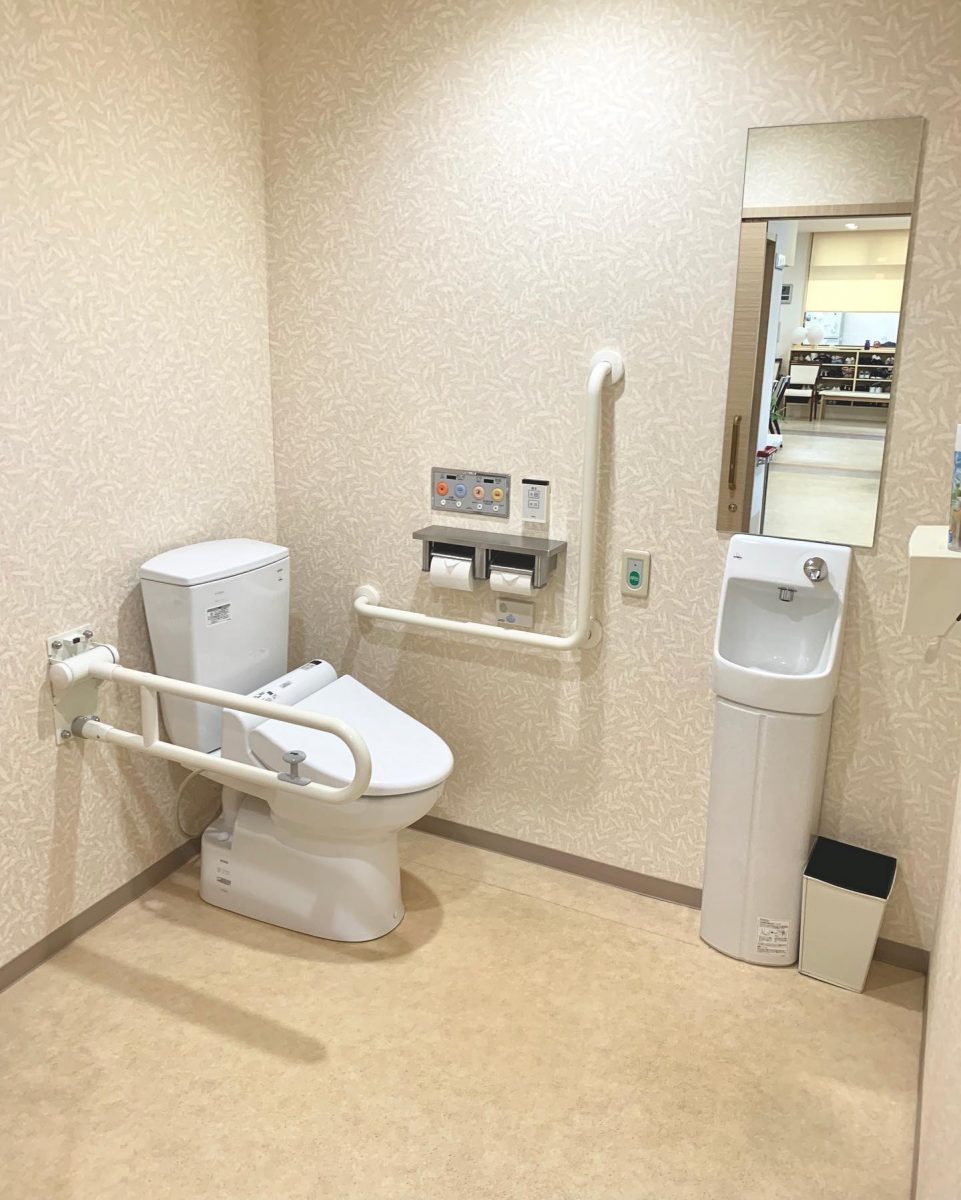 お手洗い車椅子のままで入っていただける、広いお手洗いがあります #ぶどうの木 #ぶどうの木デイサービス #デイサービス #通所介護 #地域密着型 #地域密着型通所介護 #通所サービス #予防介護 #予防専門型通所サービス #介護 #介護事業 #高齢者 #要介護 #要支援 #健康 #福祉 #西宮市 #西宮 #みやっこケアノート #手作りランチ #あなたの大切な一日をここで #デイサービスの一日 ぶどうの木 デイサービス from Instagram
