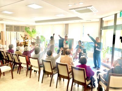 音楽ボランティア海様による音楽コンサート#ぶどうの木 #ぶどうの木デイサービス #デイサービス #通所介護 #地域密着型 #地域密着型通所介護 #通所サービス #予防介護 #予防専門型通所サービス #介護 #介護事業 #高齢者 #要介護 #要支援 #健康 #福祉 #西宮市 #西宮 #みやっこケアノート #手作りランチ #あなたの大切な一日をここで #デイサービスの一日 ぶどうの木 デイサービス from Instagram