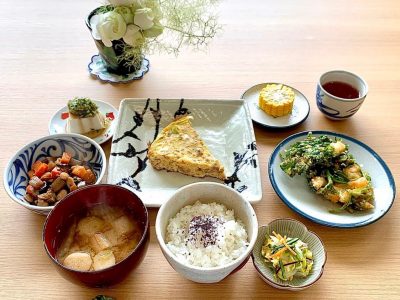 とり卵小海老と菊菜のかき揚げいか豆コーン"だし“のせ冷奴味噌汁香の物#ぶどうの木 #ぶどうの木デイサービス #デイサービス #通所介護 #地域密着型 #地域密着型通所介護 #通所サービス #予防介護 #予防専門型通所サービス #介護 #介護事業 #高齢者 #要介護 #要支援 #健康 #福祉 #西宮市 #西宮 #みやっこケアノート #手作りランチ #あなたの大切な一日をここで #デイサービスの一日 #西宮市のデイサービス #西宮のデイサービス ぶどうの木 デイサービス from Instagram
