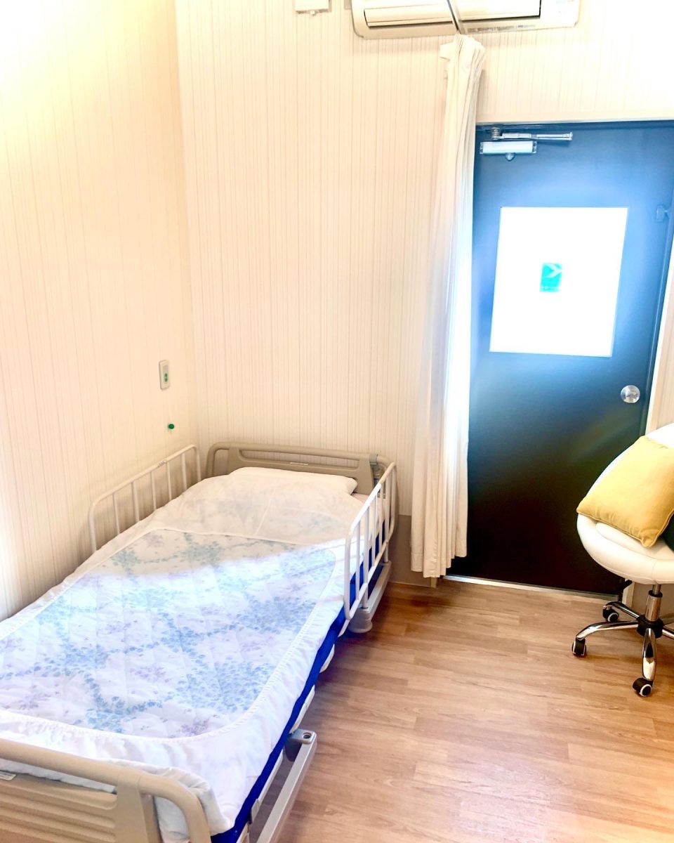 静養室急な体調の変化や、食後に横になられたい時などに、お使いいただけます。ベット二床ご用意しております。#ぶどうの木 #ぶどうの木デイサービス #デイサービス #通所介護 #地域密着型 #地域密着型通所介護 #通所サービス #予防介護 #予防専門型通所サービス #介護 #介護事業 #高齢者 #要介護 #要支援 #健康 #福祉 #西宮市 #西宮 #みやっこケアノート #手作りランチ #あなたの大切な一日をここで #デイサービスの一日 ぶどうの木 デイサービス from Instagram