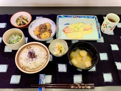 サーモンのねぎみそソースじゃがいものそぼろ煮水茄子とみょうがの浅漬けきゅうりとちりめんじゃこの酢の物とうがんと麸の味噌汁香の物デザートはスイカとヨーグルトでした。#ぶどうの木 #ぶどうの木デイサービス #デイサービス #通所介護 #地域密着型 #地域密着型通所介護 #通所サービス #予防介護 #予防専門型通所サービス #介護 #介護事業 #高齢者 #要介護 #要支援 #健康 #福祉 #西宮市 #西宮 #みやっこケアノート #手作りランチ #あなたの大切な一日をここで #デイサービスの一日 #西宮市のデイサービス #西宮のデイサービス ぶどうの木 デイサービス from Instagram
