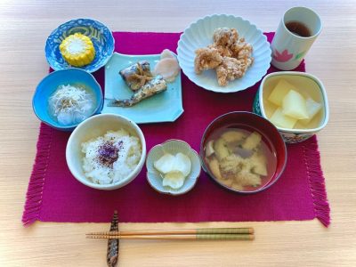 鶏のから揚げイワシの生姜煮、新生姜甘酢漬添え蒸しとうもろこししらす大根おろしとうがんの煮物味噌汁、香の物デザートはスイカでした#ぶどうの木 #ぶどうの木デイサービス #デイサービス #通所介護 #地域密着型 #地域密着型通所介護 #通所サービス #予防介護 #予防専門型通所サービス #介護 #介護事業 #高齢者 #要介護 #要支援 #健康 #福祉 #西宮市 #西宮 #みやっこケアノート #手作りランチ #あなたの大切な一日をここで #デイサービスの一日 #西宮市のデイサービス #西宮のデイサービス ぶどうの木 デイサービス from Instagram