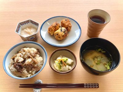 牛肉とごぼうのご飯豆腐の落とし揚げ長芋と新生姜の酢の物とうがんとしめじ、ニラの味噌汁香の物デザートはミックスジュースでした。#ぶどうの木 #ぶどうの木デイサービス #デイサービス #通所介護 #地域密着型 #地域密着型通所介護 #通所サービス #予防介護 #予防専門型通所サービス #介護 #介護事業 #高齢者 #要介護 #要支援 #健康 #福祉 #西宮市 #西宮 #みやっこケアノート #手作りランチ #あなたの大切な一日をここで #デイサービスの一日 #西宮市のデイサービス #西宮のデイサービス ぶどうの木 デイサービス from Instagram