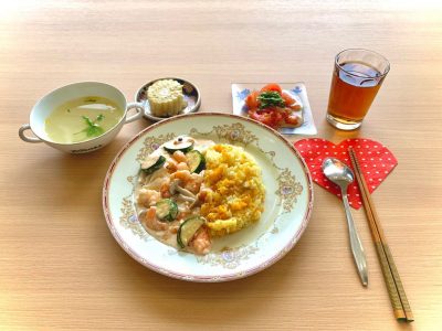 えびライス(カレーピラフにえび、きのこ、ズッキーニ、玉ねぎのクリームソースかけ)トマトサラダホワイトコーンオニオンスープデザートはスイカでした。#ぶどうの木 #ぶどうの木デイサービス #デイサービス #通所介護 #地域密着型 #地域密着型通所介護 #通所サービス #予防介護 #予防専門型通所サービス #介護 #介護事業 #高齢者 #要介護 #要支援 #健康 #福祉 #西宮市 #西宮 #みやっこケアノート #手作りランチ #あなたの大切な一日をここで #デイサービスの一日 #西宮市のデイサービス #西宮のデイサービス ぶどうの木 デイサービス from Instagram