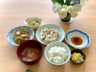 シュウマイ　三度豆と豚バラ肉、春雨の炒め物鶏ときゅうりのゴマ酢和えトマトととうがんのスープご飯香の物デザートはスイカでした#ぶどうの木 #ぶどうの木デイサービス #デイサービス #通所介護 #地域密着型 #地域密着型通所介護 #通所サービス #予防介護 #予防専門型通所サービス #介護 #介護事業 #高齢者 #要介護 #要支援 #健康 #福祉 #西宮市 #西宮 #みやっこケアノート #手作りランチ #あなたの大切な一日をここで #デイサービスの一日 #西宮市のデイサービス #西宮のデイサービス ぶどうの木 デイサービス from Instagram