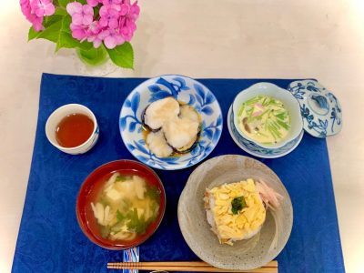 ツナの押し寿司茶碗蒸し揚げなすのとろろかけ味噌汁#ぶどうの木 #ぶどうの木デイサービス #デイサービス #通所介護 #地域密着型 #地域密着型通所介護 #通所サービス #予防介護 #予防専門型通所サービス #介護 #介護事業 #高齢者 #要介護 #要支援 #健康 #福祉 #西宮市 #西宮 #みやっこケアノート #手作りランチ #あなたの大切な一日をここで #デイサービスの一日 #西宮市のデイサービス #西宮のデイサービス ぶどうの木 デイサービス from Instagram
