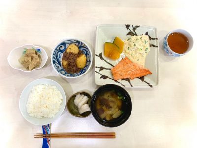 サーモンのネギ味噌ソース、かぼちゃ添えじゃがいものそぼろ煮白茄子の胡麻酢和え味噌汁香の物#ぶどうの木 #ぶどうの木デイサービス #デイサービス #通所介護 #地域密着型 #地域密着型通所介護 #通所サービス #予防介護 #予防専門型通所サービス #介護 #介護事業 #高齢者 #要介護 #要支援 #健康 #福祉 #西宮市 #西宮 #みやっこケアノート #手作りランチ #あなたの大切な一日をここで #デイサービスの一日 #西宮市のデイサービス #西宮のデイサービス ぶどうの木 デイサービス from Instagram