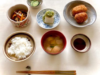 コロッケぜんまいや筍、あげ、しめじ、にんじん、ちくわの煮物"だし"のせ冷奴味噌汁香の物#ぶどうの木 #ぶどうの木デイサービス #デイサービス #通所介護 #地域密着型 #地域密着型通所介護 #通所サービス #予防介護 #予防専門型通所サービス #介護 #介護事業 #高齢者 #要介護 #要支援 #健康 #福祉 #西宮市 #西宮 #みやっこケアノート #手作りランチ #あなたの大切な一日をここで #デイサービスの一日 #西宮市のデイサービス #西宮のデイサービス ぶどうの木 デイサービス from Instagram
