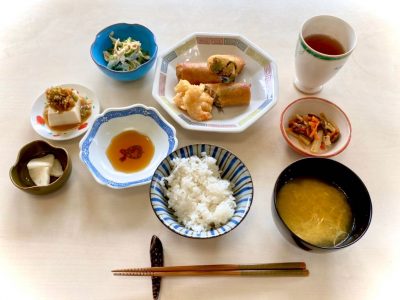 春巻小エビの天ぷら鶏ときゅうりのゴマ酢和え煮物コーンスープ香の物#ぶどうの木 #ぶどうの木デイサービス #デイサービス #通所介護 #地域密着型 #地域密着型通所介護 #通所サービス #予防介護 #予防専門型通所サービス #介護 #介護事業 #高齢者 #要介護 #要支援 #健康 #福祉 #西宮市 #西宮 #みやっこケアノート #手作りランチ #あなたの大切な一日をここで #デイサービスの一日 #西宮市のデイサービス #西宮のデイサービス ぶどうの木 デイサービス from Instagram