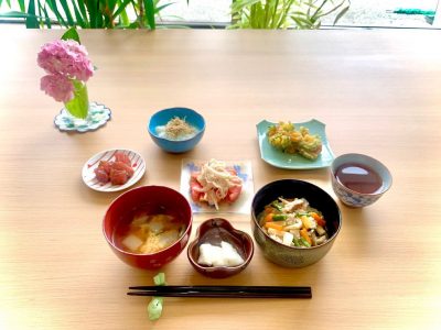 かやくご飯マグロの刺し身トマトサラダゴーヤとコーンとちくわのかき揚げじゃこ大根おろし味噌汁香の物#ぶどうの木 #ぶどうの木デイサービス #デイサービス #通所介護 #地域密着型 #地域密着型通所介護 #通所サービス #予防介護 #予防専門型通所サービス #介護 #介護事業 #高齢者 #要介護 #要支援 #健康 #福祉 #西宮市 #西宮 #みやっこケアノート #手作りランチ #あなたの大切な一日をここで #デイサービスの一日 #西宮市のデイサービス #西宮のデイサービス ぶどうの木 デイサービス from Instagram