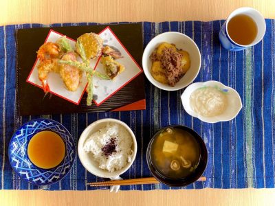 季節の天ぷらじゃがいものそぼろ煮長芋の酢の物香の物なめこ汁#ぶどうの木 #ぶどうの木デイサービス #デイサービス #通所介護 #地域密着型 #地域密着型通所介護 #通所サービス #予防介護 #予防専門型通所サービス #介護 #介護事業 #高齢者 #要介護 #要支援 #健康 #福祉 #西宮市 #西宮 #みやっこケアノート #手作りランチ #あなたの大切な一日をここで #デイサービスの一日 #西宮市のデイサービス #西宮のデイサービス#愛 #越水町 ぶどうの木 デイサービス from Instagram