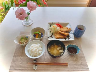 ヘレカツ　キャベツ、トマトかぼちゃの煮物きゅうりとみょうがのゴマ酢和えみそ汁#ぶどうの木 #ぶどうの木デイサービス #デイサービス #通所介護 #地域密着型 #地域密着型通所介護 #通所サービス #予防介護 #予防専門型通所サービス #介護 #介護事業 #高齢者 #要介護 #要支援 #健康 #福祉 #西宮市 #西宮 #みやっこケアノート #手作りランチ #あなたの大切な一日をここで #デイサービスの一日 #西宮市のデイサービス #西宮のデイサービス#愛 #越水町 #手料理 ぶどうの木 デイサービス from Instagram