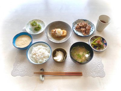 豚肉の生姜焼きいちぢくとエビの天ぷら、揚げ出しとろろ汁甘長とうがらしのおかか炒め”だし“のせ冷奴香の物味噌汁#ぶどうの木 #ぶどうの木デイサービス #デイサービス #通所介護 #地域密着型 #地域密着型通所介護 #通所サービス #予防介護 #予防専門型通所サービス #介護 #介護事業 #高齢者 #要介護 #要支援 #健康 #福祉 #西宮市 #西宮 #みやっこケアノート #手作りランチ #あなたの大切な一日をここで #デイサービスの一日 #西宮市のデイサービス #西宮のデイサービス#愛 #越水町 #手料理 ぶどうの木 デイサービス from Instagram