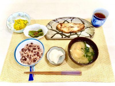 お祝い赤飯かれいのムニエルかぼちゃのサラダししとうのおかか炒め香の物味噌汁#ぶどうの木 #ぶどうの木デイサービス #デイサービス #通所介護 #地域密着型 #地域密着型通所介護 #通所サービス #予防介護 #予防専門型通所サービス #介護 #介護事業 #高齢者 #要介護 #要支援 #健康 #福祉 #西宮市 #西宮 #みやっこケアノート #手作りランチ #あなたの大切な一日をここで #デイサービスの一日 #西宮市のデイサービス #西宮のデイサービス#愛 #越水町 #手料理 ぶどうの木 デイサービス from Instagram