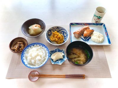 秋鮭のクリームソースかけかぼちゃの和え物とうがんの煮物、エビきのこのサッと煮香の物味噌汁#ぶどうの木 #ぶどうの木デイサービス #デイサービス #通所介護 #地域密着型 #地域密着型通所介護 #通所サービス #予防介護 #予防専門型通所サービス #介護 #介護事業 #高齢者 #要介護 #要支援 #健康 #福祉 #西宮市 #西宮 #みやっこケアノート #手作りランチ #あなたの大切な一日をここで #デイサービスの一日 #西宮市のデイサービス #西宮のデイサービス#愛 #越水町 #手料理 ぶどうの木 デイサービス from Instagram