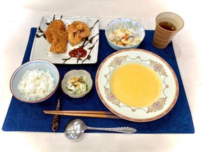 秋鮭とエビのフライ鶏肉入りマカロニサラダかぼちゃのポタージュスープ香の物#ぶどうの木 #ぶどうの木デイサービス #デイサービス #通所介護 #地域密着型 #地域密着型通所介護 #通所サービス #予防介護 #予防専門型通所サービス #介護 #介護事業 #高齢者 #要介護 #要支援 #健康 #福祉 #西宮市 #西宮 #みやっこケアノート #手作りランチ #あなたの大切な一日をここで #デイサービスの一日 #西宮市のデイサービス #西宮のデイサービス#愛 #越水町 #手料理 ぶどうの木 デイサービス from Instagram