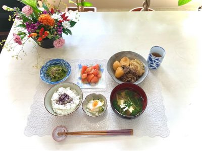 肉じゃがトマトサラダゴーヤとちりめんじゃこの炒め煮香の物みそ汁#ぶどうの木 #ぶどうの木デイサービス #デイサービス #通所介護 #地域密着型 #地域密着型通所介護 #通所サービス #予防介護 #予防専門型通所サービス #介護 #介護事業 #高齢者 #要介護 #要支援 #健康 #福祉 #西宮市 #西宮 #みやっこケアノート #手作りランチ #あなたの大切な一日をここで #デイサービスの一日 #西宮市のデイサービス #西宮のデイサービス#愛 #越水町 #手料理 ぶどうの木 デイサービス from Instagram