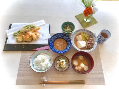 天ぷら　(エビ、さつまいも、オクラ、椎茸、三度豆)肉豆腐きゅうりとみょうが、シラスの酢の物香の物みそ汁#ぶどうの木 #ぶどうの木デイサービス #デイサービス #通所介護 #地域密着型 #地域密着型通所介護 #通所サービス #予防介護 #予防専門型通所サービス #介護 #介護事業 #高齢者 #要介護 #要支援 #健康 #福祉 #西宮市 #西宮 #みやっこケアノート #手作りランチ #あなたの大切な一日をここで #デイサービスの一日 #西宮市のデイサービス #西宮のデイサービス#愛 #越水町 #手料理 ぶどうの木 デイサービス from Instagram
