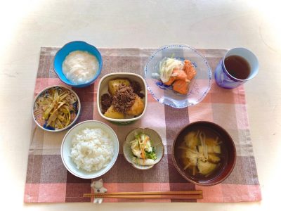 鮭のエスカベッシュじゃがいものそぼろ煮四方竹の炒め煮長芋の酢の物香の物みそ汁#ぶどうの木 #ぶどうの木デイサービス #デイサービス #通所介護 #地域密着型 #地域密着型通所介護 #通所サービス #予防介護 #予防専門型通所サービス #介護 #介護事業 #高齢者 #要介護 #要支援 #健康 #福祉 #西宮市 #西宮 #みやっこケアノート #手作りランチ #あなたの大切な一日をここで #デイサービスの一日 #西宮市のデイサービス #西宮のデイサービス#愛 #越水町 #手料理 ぶどうの木 デイサービス from Instagram