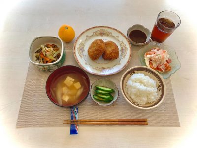 コロッケぜんまい、四方竹、人参、ちくわ、しめじの煮物トマトサラダ香の物豆腐とみょうがのみそ汁 ぶどうの木 デイサービス from Instagram