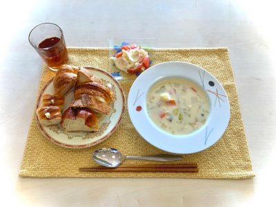 具だくさんシチュートマトとオニオン、カニかまのサラダ焼き立てパン#ぶどうの木 #ぶどうの木デイサービス #デイサービス #通所介護 #地域密着型 #地域密着型通所介護 #通所サービス #予防介護 #予防専門型通所サービス #介護 #介護事業 #高齢者 #要介護 #要支援 #健康 #福祉 #西宮市 #西宮 #みやっこケアノート #手作りランチ #あなたの大切な一日をここで #デイサービスの一日 #西宮市のデイサービス #西宮のデイサービス#愛 #越水町 #手料理 #フリアンド #friande ぶどうの木 デイサービス from Instagram