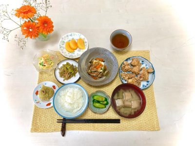 鶏のから揚げ豆腐のきのこあんかけ四方竹のおかか炒めりんご入りきんとんマカロニサラダ香の物みそ汁デザート柿 ぶどうの木 デイサービス from Instagram