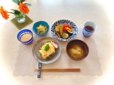 ツナの押し寿司野菜の揚げ浸しりんご入りきんとんとろろ汁みそ汁 ぶどうの木 デイサービス from Instagram