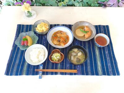 たらの中華あんかけ大根とひろうすの煮物マカロニサラダ白菜と大葉の漬物茄子と小松菜のみそ汁デザートぶどうりんごのコンポート ぶどうの木 デイサービス from Instagram