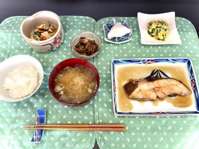 カレイの煮付け高野豆腐と野菜の卵とじニラとジャコのふわふわきのこのサッと煮香の物みそ汁 ぶどうの木 デイサービス from Instagram