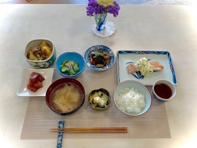 秋鮭のねぎ味噌ソースじゃがいものそぼろ煮きゅうりとじゃこの酢の物マグロの漬け筑前煮香の物みそ汁 ぶどうの木 デイサービス from Instagram