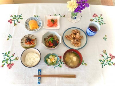 鶏のから揚げ筑前煮トマトと青じそのサラダサーモンの塩昆布和え香の物みそ汁デザート柿 ぶどうの木 デイサービス from Instagram