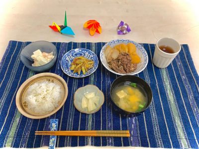 肉じゃが四方竹のおかか炒め柿とはんぺんのクリームチーズ和え香の物みそ汁 ぶどうの木 デイサービス from Instagram