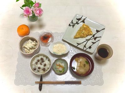 むかごご飯とり卵さつまいもとぎんなん、柿の白和えサーモンの塩昆布和え長芋の酢の物香の物みそ汁 ぶどうの木 デイサービス from Instagram